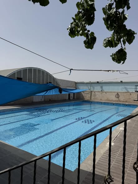 المسبح الخارجي — بجانب المسبح